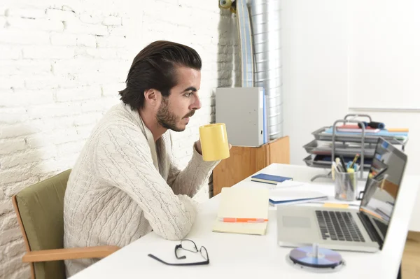 Estudiante preparando proyecto universitario o estilo hipster freelancer hombre de negocios que trabaja con el ordenador portátil — Foto de Stock