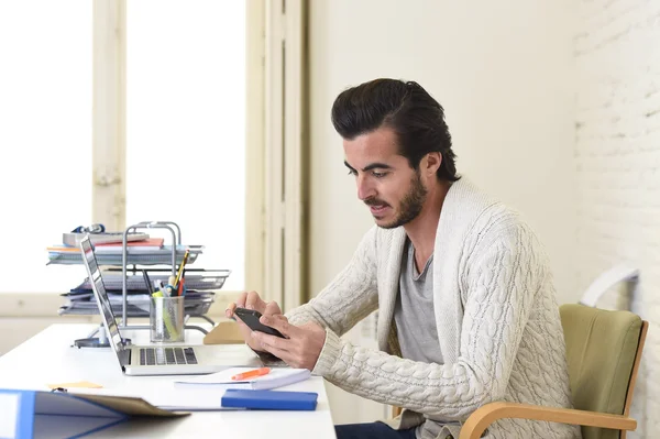 Estudante atraente ou estilo hipster empresário freelancer trabalhando com computador portátil e telefone móvel — Fotografia de Stock