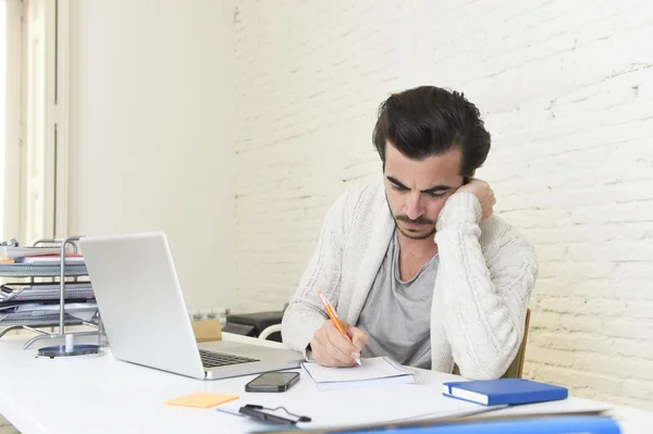 Estudiante que prepara proyecto universitario o estilo hipster freelancer —  Fotos de Stock