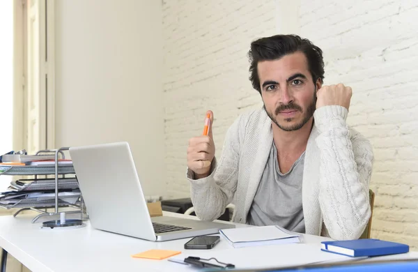 Estudante preparando projeto universitário ou estilo hipster empresário freelancer trabalhando com laptop — Fotografia de Stock