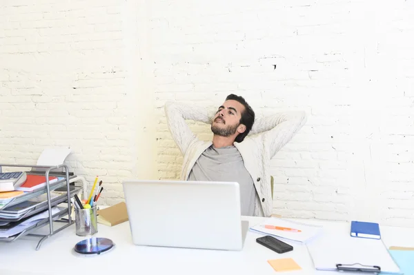 Estudante preparando projeto universitário ou estilo hipster freelancer — Fotografia de Stock