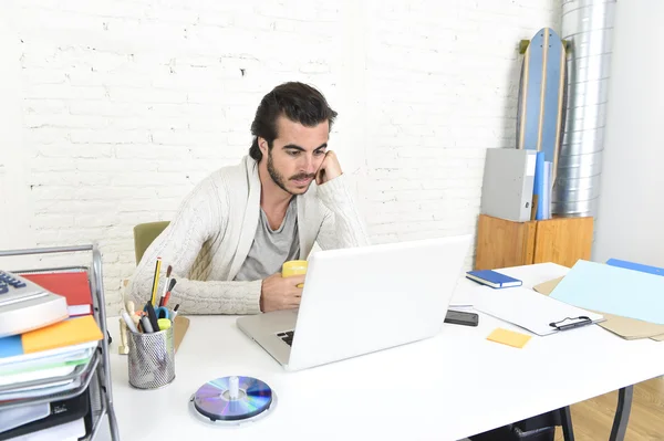 Estudiante preparando proyecto universitario o estilo hipster freelancer hombre de negocios que trabaja con el ordenador portátil —  Fotos de Stock