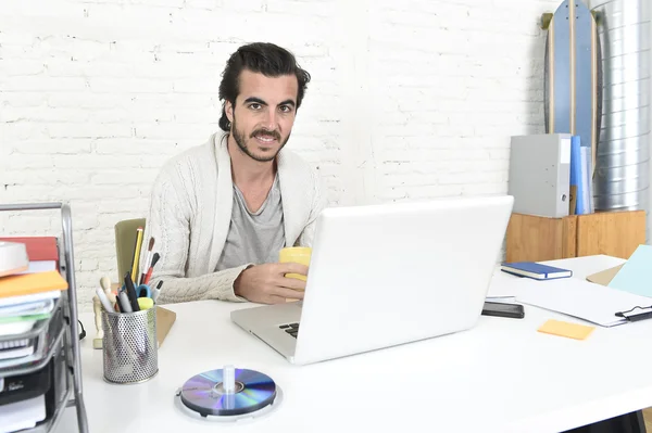 Estudiante preparando proyecto universitario o estilo hipster freelancer hombre de negocios que trabaja con el ordenador portátil —  Fotos de Stock