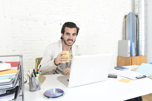 Étudiant préparant un projet universitaire ou un homme d'affaires indépendant de style hipster travaillant avec un ordinateur portable — Photo