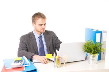 genç çekici işadamı memnun seyir gülümseyen Ofis Masası dizüstü bilgisayar ile meşgul çalışma
