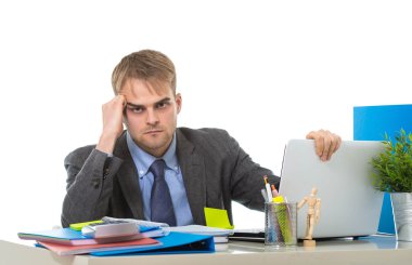 stres içinde office bilgisayar masasında oturan endişeli arıyorum genç işadamı overworked