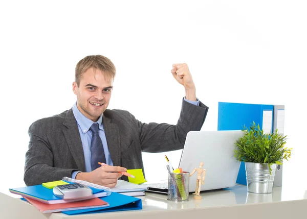 Retrato corporativo de joven empresario atractivo gesticulando y celebrando el éxito empresarial emocionado — Foto de Stock