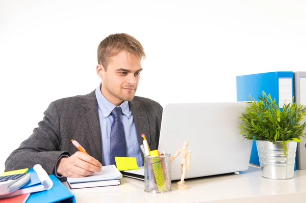 Mladá atraktivní podnikatel práce práce s přenosným počítačem v kanceláři úsměvem dívá spokojeni — Stock fotografie