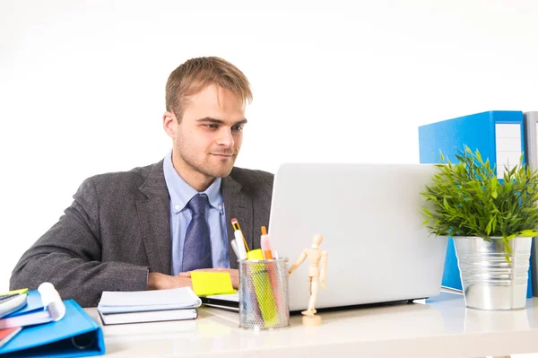 年轻有吸引力的商人微笑看满意的办公室伏案工作忙着手提电脑 — 图库照片