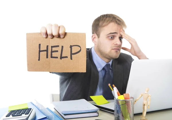 Молодой отчаянный бизнесмен держит знак помощи глядя обеспокоенные страдает стресс работы за компьютером — стоковое фото