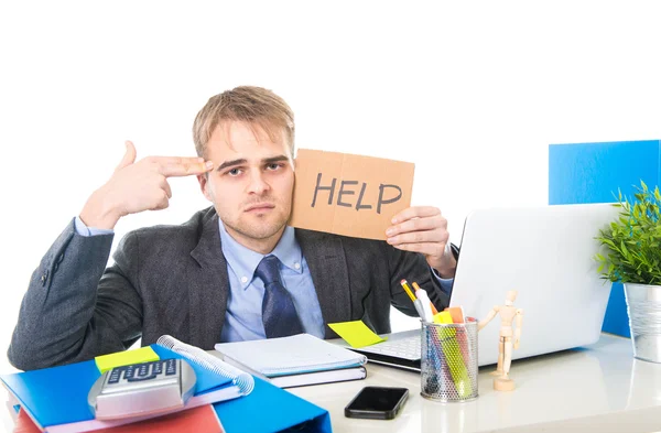 Ung desperat affärsman med hjälp skylt ser orolig lider arbete stress på datorn skrivbord — Stockfoto