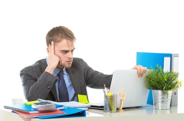 Młody biznesmen przepracowany martwiącego się, siedząc przy komputerze biurka w stres — Zdjęcie stockowe