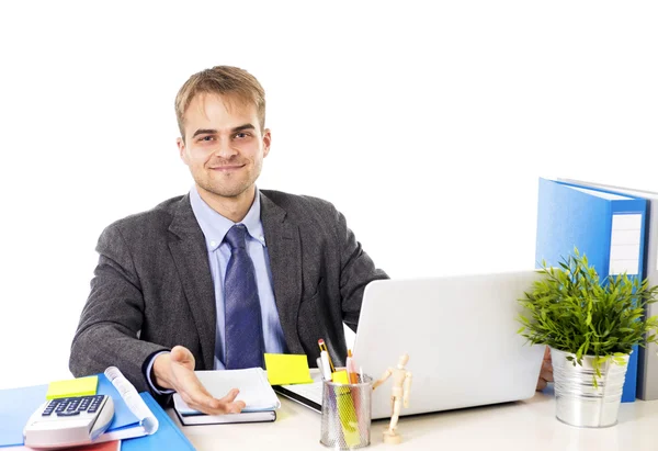 Joven atractivo hombre de negocios que trabaja ocupado con el ordenador portátil en el escritorio de la oficina sonriendo buscando satisfecho — Foto de Stock