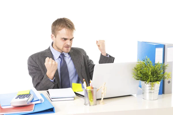 Retrato corporativo de jovem atraente empresário gesticulando e celebrando sucesso de negócios animado — Fotografia de Stock