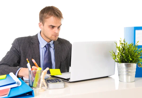 Aantrekkelijke zakenman bezig met laptopcomputer schrijven op pad met pen op een bureau werken — Stockfoto