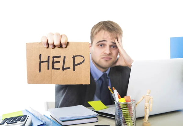 Jeune homme d'affaires désespéré tenant signe d'aide regardant inquiet souffrance stress au bureau de l'ordinateur — Photo