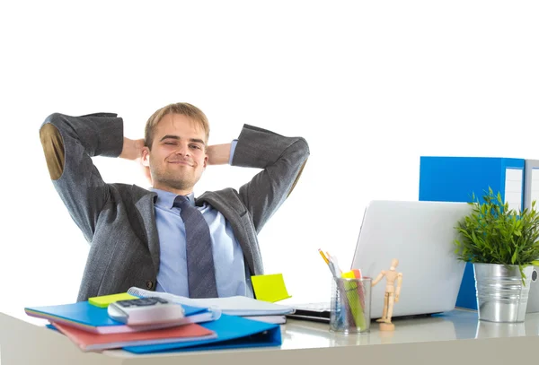 Retrato corporativo de jovem empresário atraente inclinando-se para trás em sua cadeira relaxado e sorrindo feliz — Fotografia de Stock