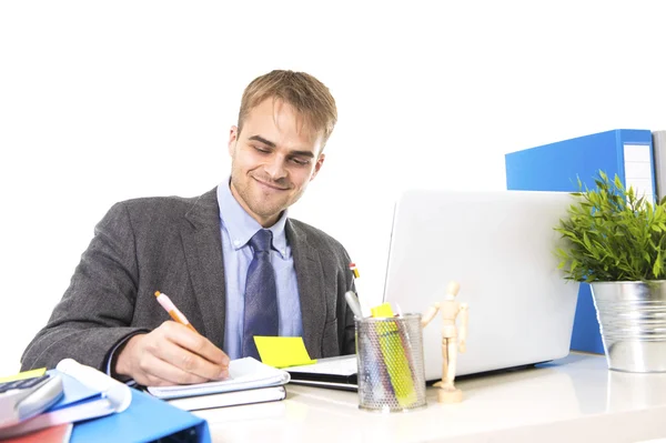 Jovem atraente homem de negócios trabalhando ocupado com computador portátil na mesa de escritório sorrindo olhando satisfeito — Fotografia de Stock