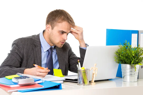 Jovem empresário sobrecarregado olhando preocupado sentado no escritório mesa de computador em estresse — Fotografia de Stock