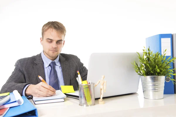 Jeune homme d'affaires attrayant travaillant occupé avec ordinateur portable au bureau souriant regardant satisfait — Photo