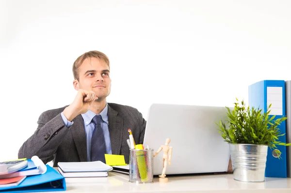 Junge attraktive Geschäftsmann arbeitet beschäftigt mit Laptop-Computer hält Stift nachdenklich lächelnd — Stockfoto