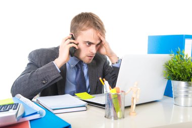 genç işadamı cep telefonu ofiste stres yorgun konuşurken endişeli