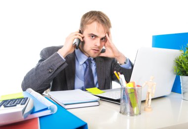 genç işadamı cep telefonu ofiste stres yorgun konuşurken endişeli