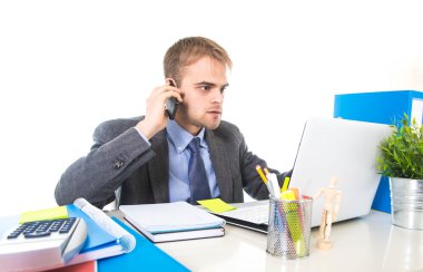 genç işadamı cep telefonu ofiste stres yorgun konuşurken endişeli