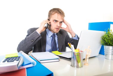 genç işadamı cep telefonu ofiste stres yorgun konuşurken endişeli