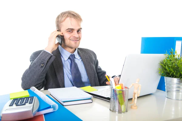 Jeune homme d'affaires heureux souriant confiant parler sur téléphone mobile au bureau ordinateur bureau — Photo