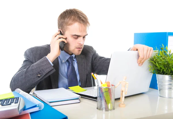 Jeune homme d'affaires inquiet fatigué de parler sur téléphone portable dans le bureau souffrant de stress — Photo