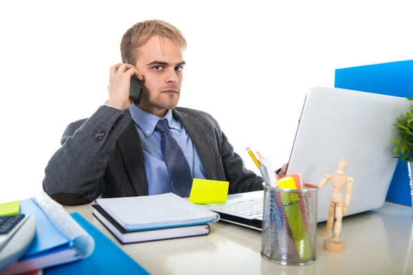 Jeune homme d'affaires inquiet fatigué de parler sur téléphone portable dans le bureau souffrant de stress — Photo