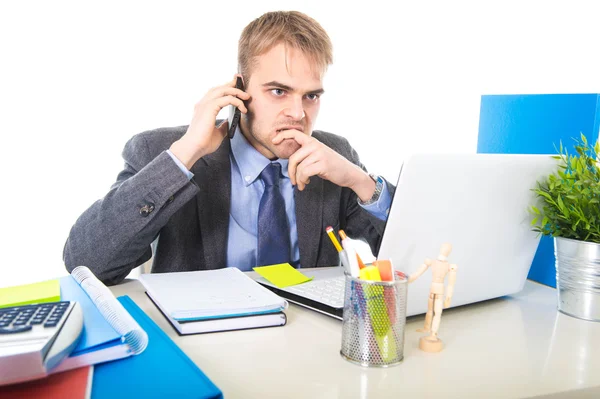Jeune homme d'affaires inquiet fatigué de parler sur téléphone portable dans le bureau souffrant de stress — Photo