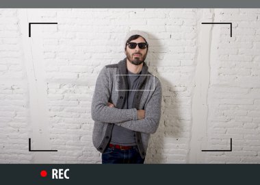 genç çekici hipster ve trendy tarzı adam selfie ve internet blogger video kayıt