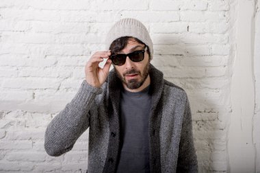 genç çekici hipster ve trendy tarzı serin gayrı giyinme tutum ile poz seyir