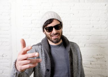 genç çekici hipster ve trendy tarzı poz seyir coo