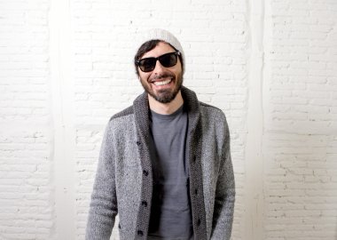 genç çekici hipster ve trendy tarzı poz seyir coo