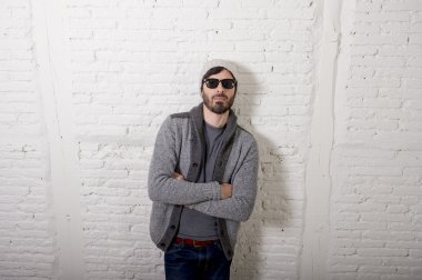 genç çekici hipster ve trendy tarzı serin gayrı giyinme tutum ile poz seyir