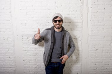 genç çekici hipster ve trendy tarzı serin gayrı giyinme tutum ile poz seyir