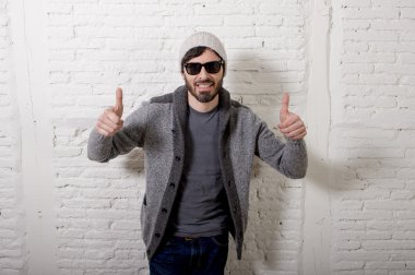 genç çekici hipster ve trendy tarzı serin gayrı giyinme tutum ile poz seyir