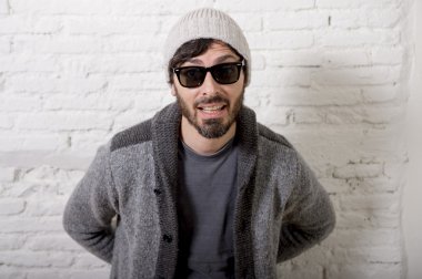 genç çekici hipster ve trendy tarzı serin gayrı giyinme tutum ile poz seyir