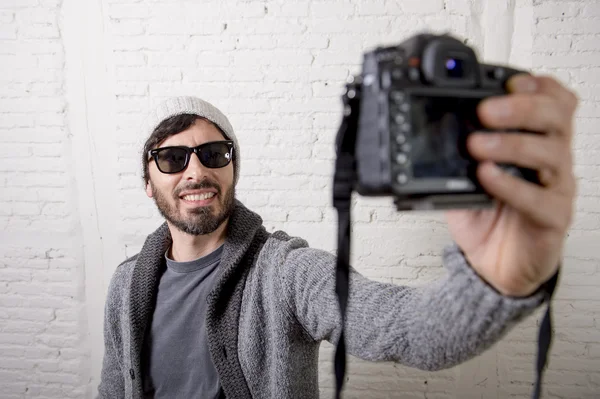 Mladý blogger muž bederní styl drží fotoaparát, natáčení selfie video a Foto — Stock fotografie