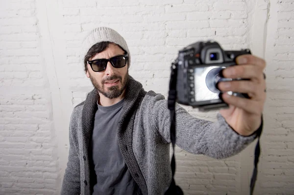 Mladý blogger muž bederní styl drží fotoaparát, natáčení selfie video a Foto — Stock fotografie