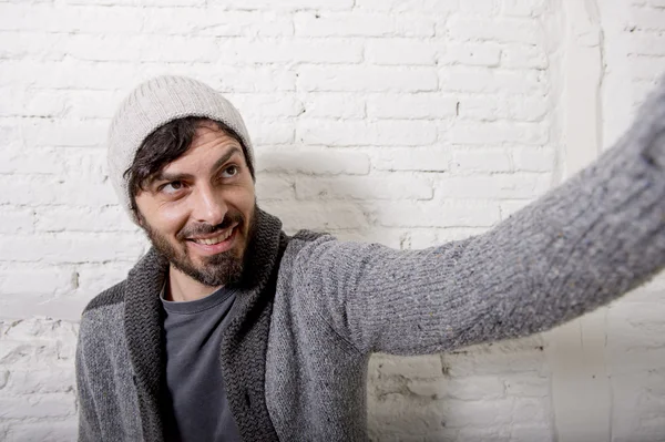 Giovane hipster blogger uomo trattenendo schermo cellulare scatto selfie immagine o video — Foto Stock