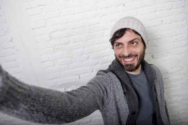 Giovane hipster blogger uomo trattenendo schermo cellulare scatto selfie immagine o video — Foto Stock