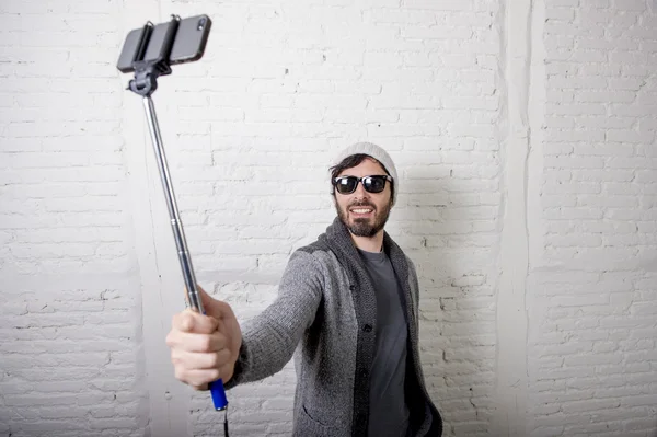 Młodych hipster blogger modny mężczyzna trzymając kij nagrywanie wideo selfie w koncepcji vlog — Zdjęcie stockowe