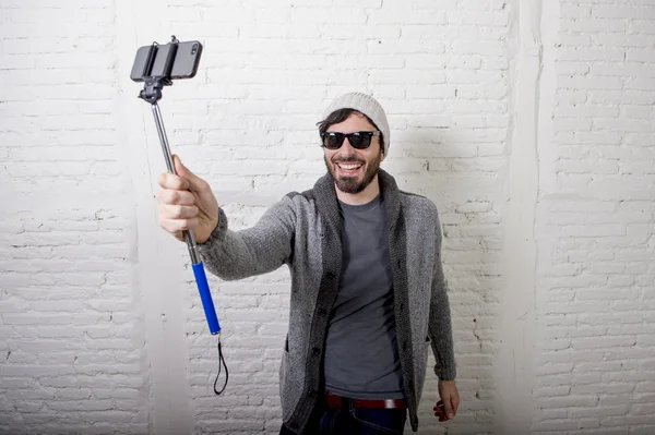 Mladá bederní módní blogger muž, který držel hůl záznam videa selfie vlog koncepce — Stock fotografie