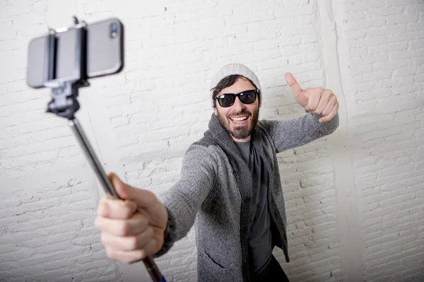 Młodych hipster blogger modny mężczyzna trzymając kij nagrywanie wideo selfie w koncepcji vlog — Zdjęcie stockowe