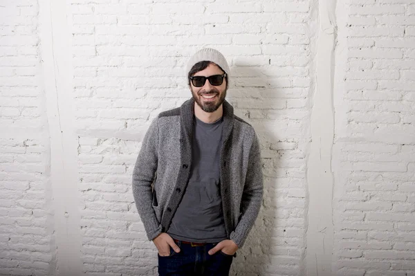 genç çekici hipster ve trendy tarzı serin gayrı giyinme tutum ile poz seyir