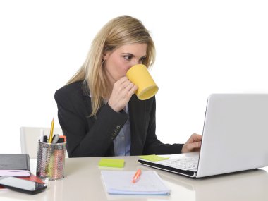 kahve fincanı ile bilgisayar dizüstü bilgisayar üzerinde çalışan mutlu sarışın iş kadın